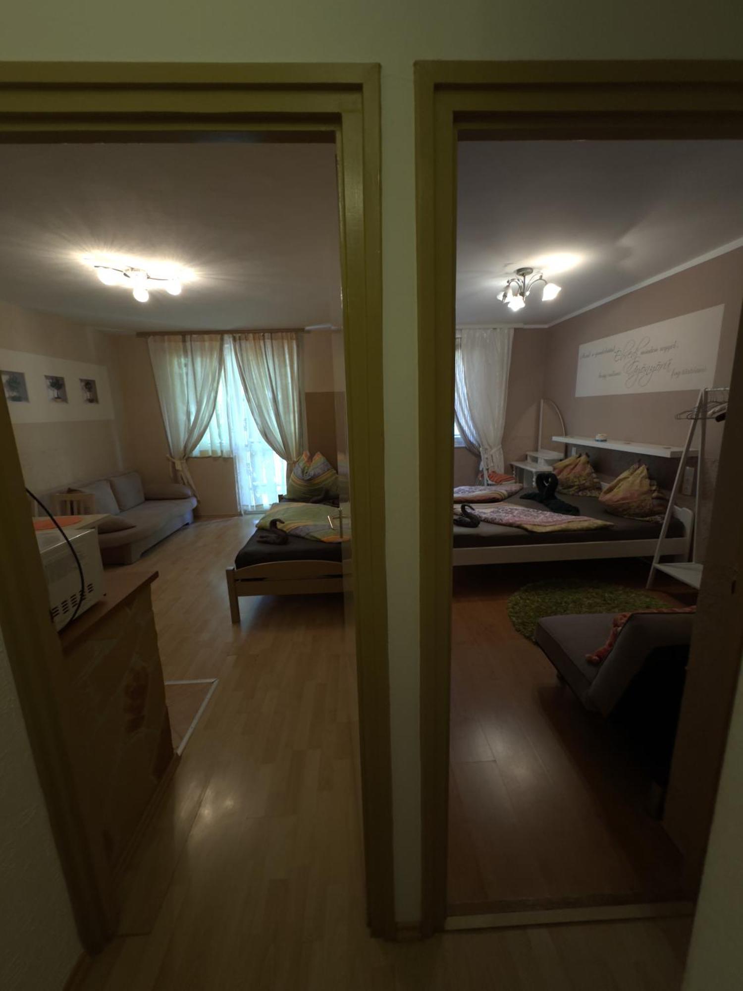 Rozsa Apartman 2 Alsóörs الغرفة الصورة