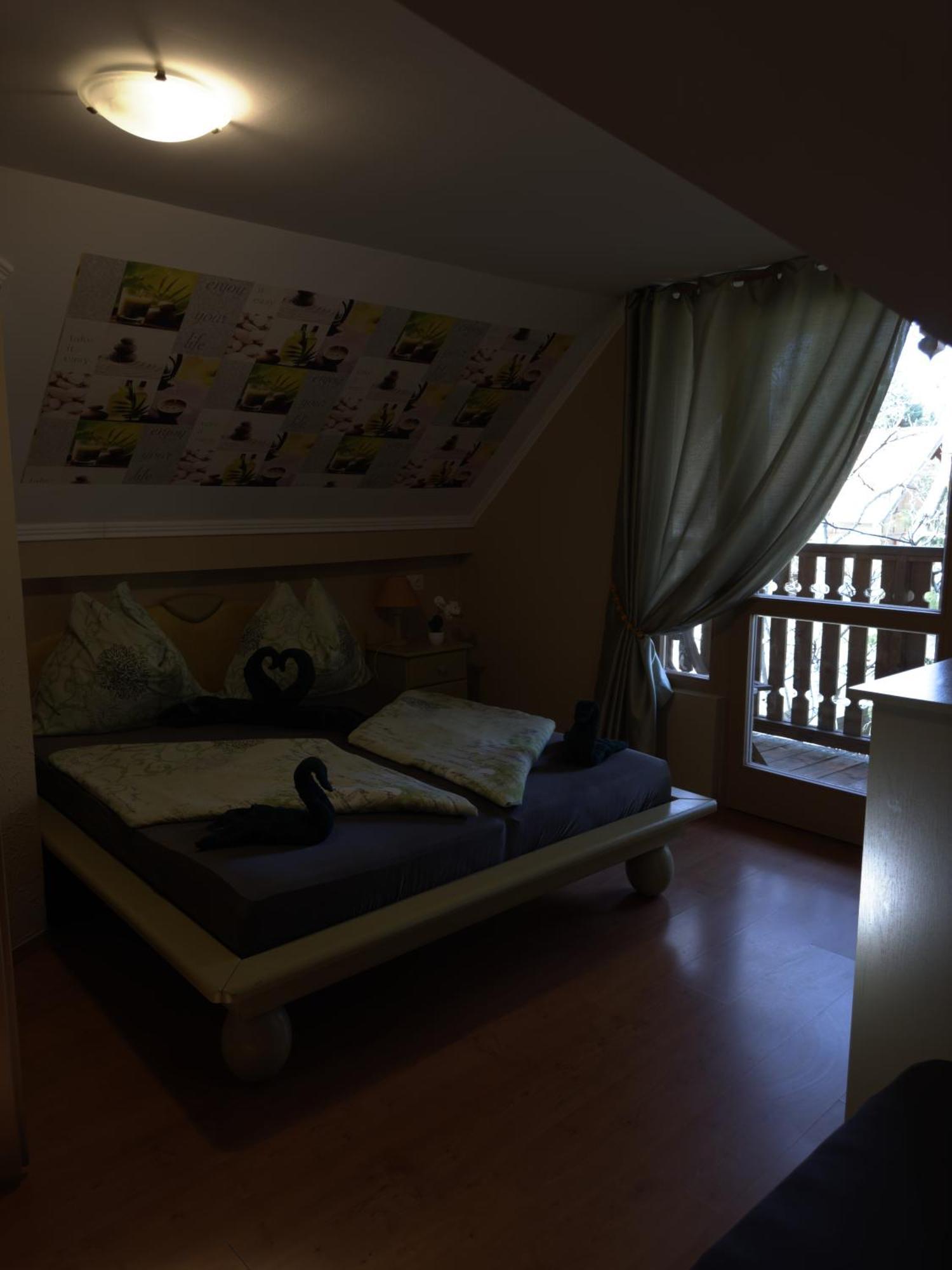 Rozsa Apartman 2 Alsóörs الغرفة الصورة