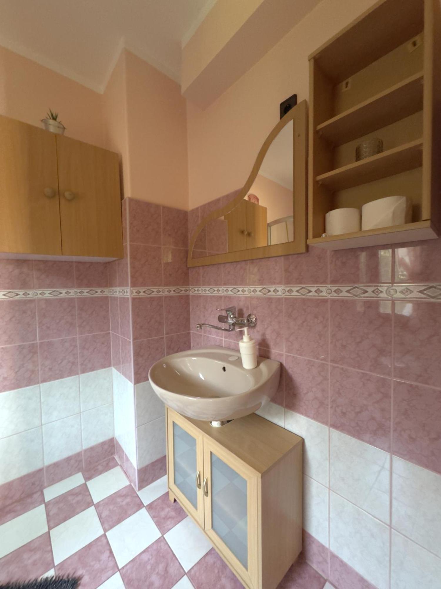 Rozsa Apartman 2 Alsóörs الغرفة الصورة