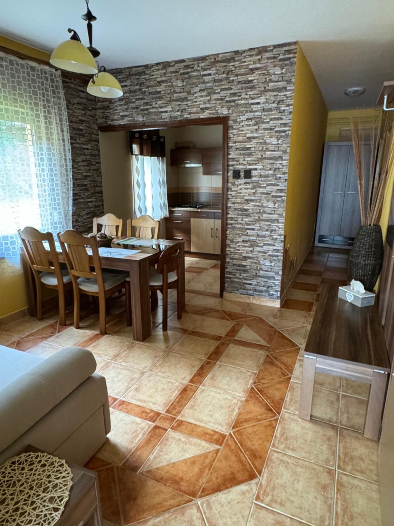 Rozsa Apartman 2 Alsóörs الغرفة الصورة