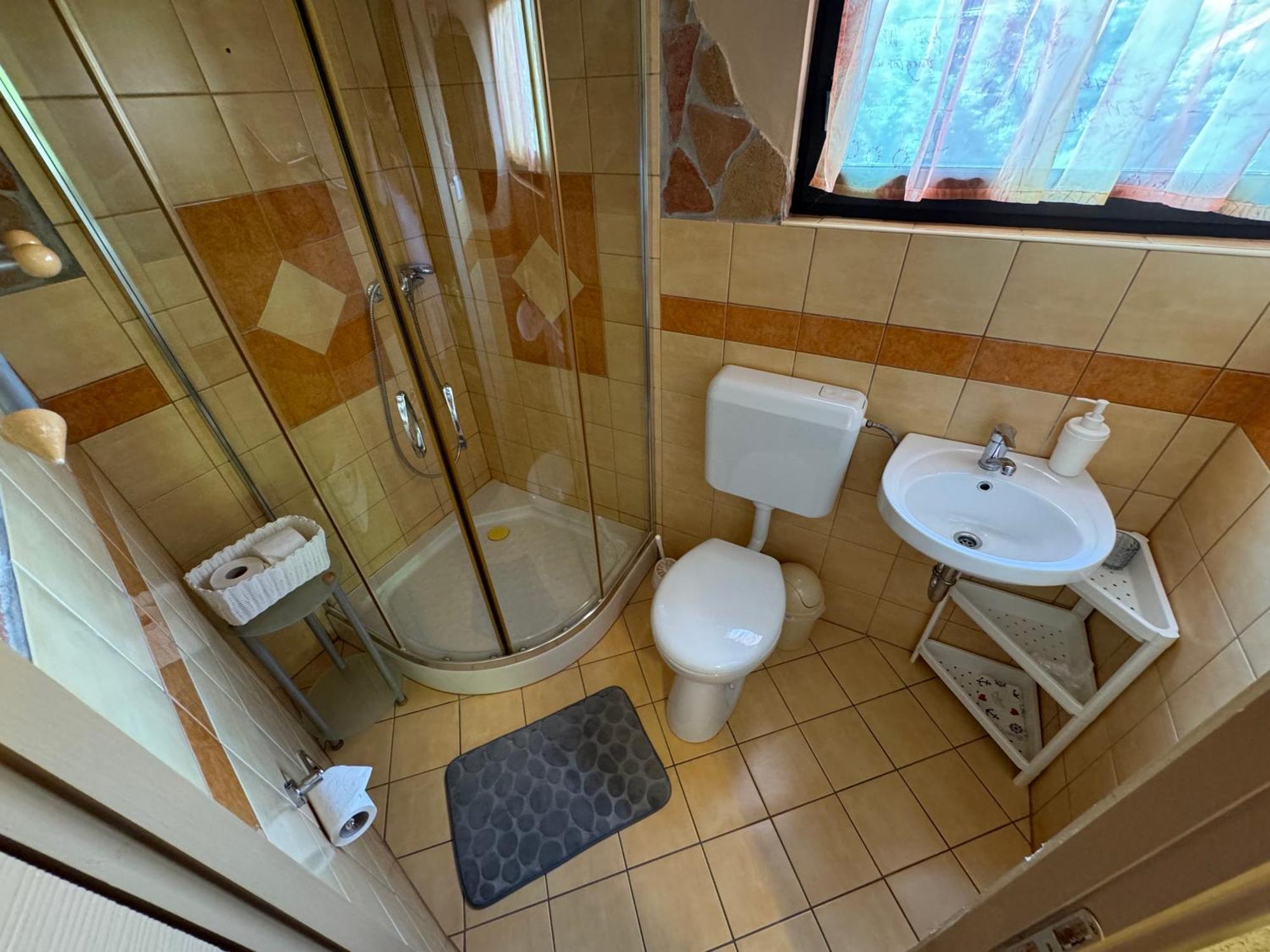 Rozsa Apartman 2 Alsóörs الغرفة الصورة