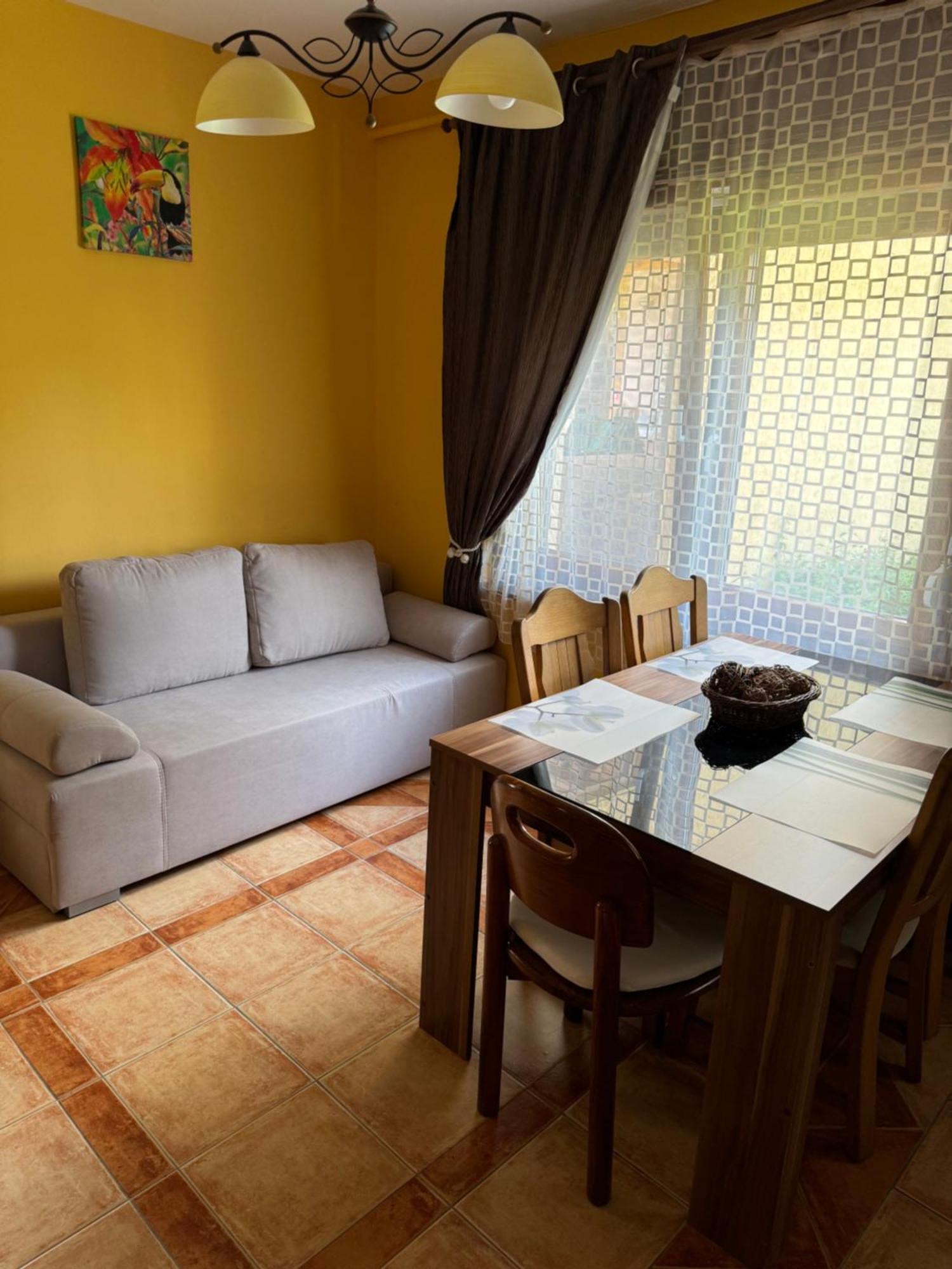 Rozsa Apartman 2 Alsóörs الغرفة الصورة
