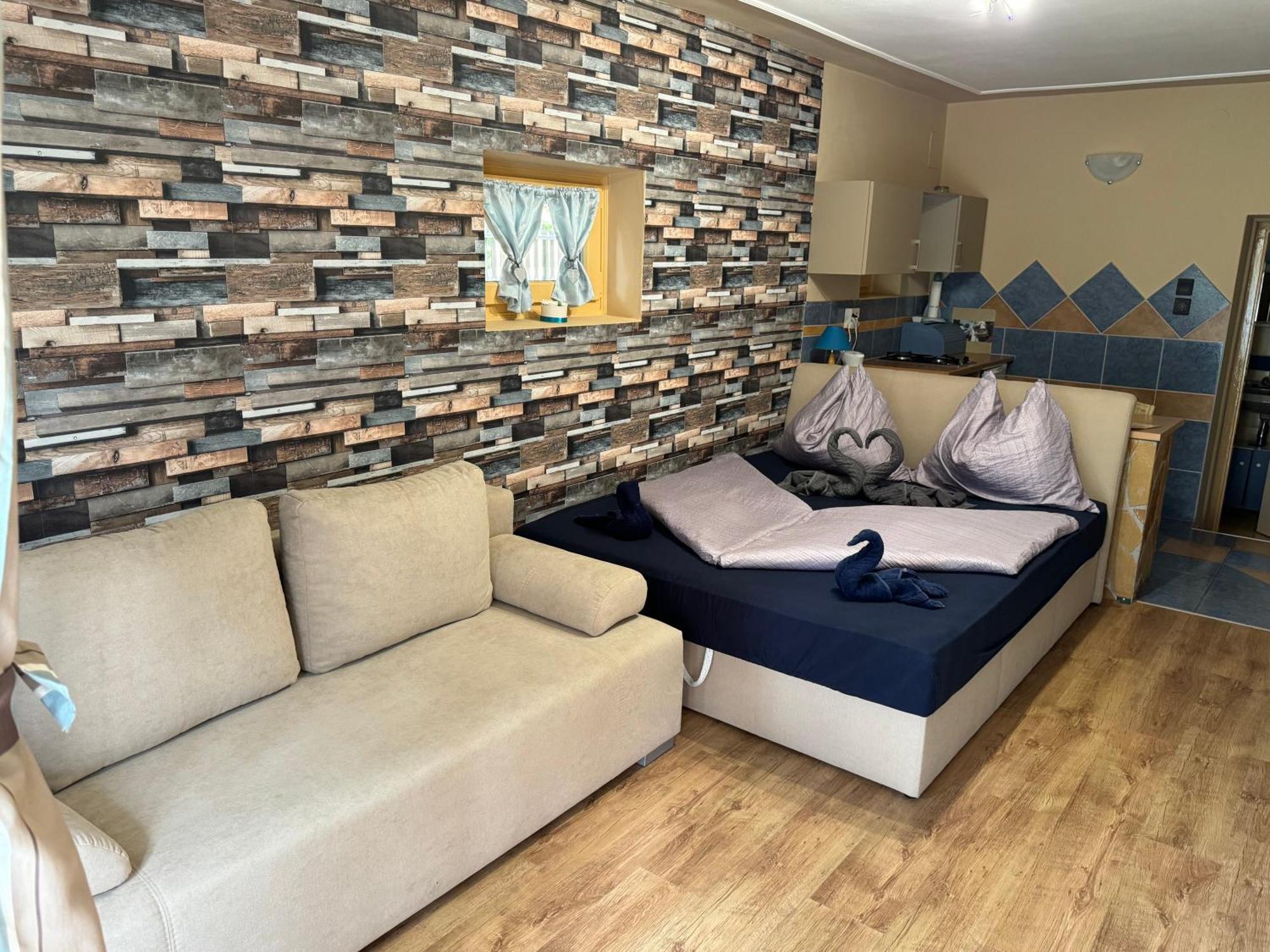 Rozsa Apartman 2 Alsóörs الغرفة الصورة