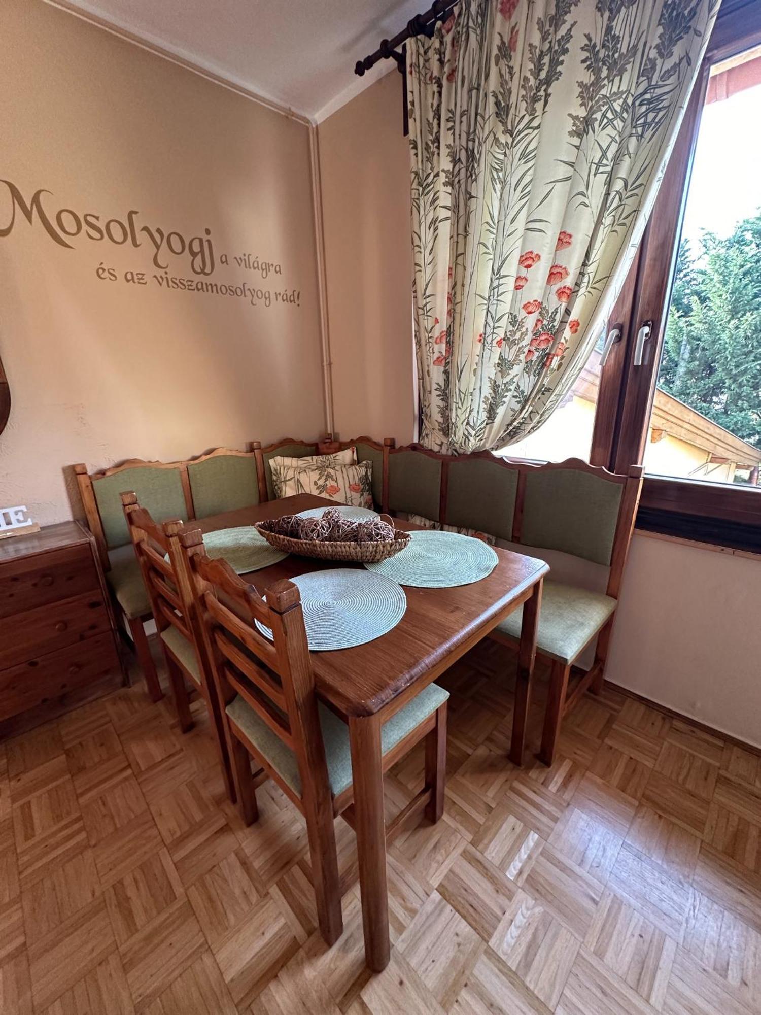 Rozsa Apartman 2 Alsóörs الغرفة الصورة